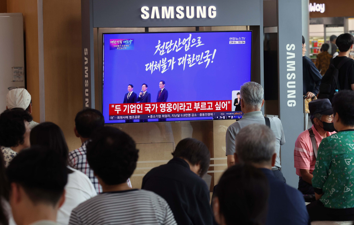 ▲이재명 대통령이 29일 '대한민국 대도약 3대 메가 프로젝트 국민보고회'를 주재하며 반도체, 피지컬AI, 인공지능(AI) 데이터센터를 핵심 축으로 한 대규모 국가 투자 계획을 발표하는 모습이 서울역 대합실 텔레비전을 통해 생중계되고 있다. 신태현 기자 holjjak@