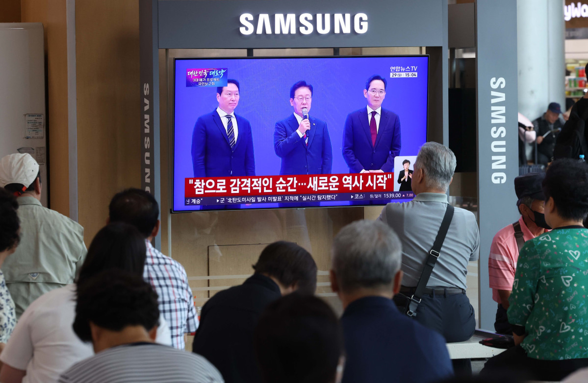 ▲이재명 대통령이 29일 '대한민국 대도약 3대 메가 프로젝트 국민보고회'를 주재하며 반도체, 피지컬AI, 인공지능(AI) 데이터센터를 핵심 축으로 한 대규모 국가 투자 계획을 발표하는 모습이 서울역 대합실 텔레비전을 통해 생중계되고 있다. 신태현 기자 holjjak@