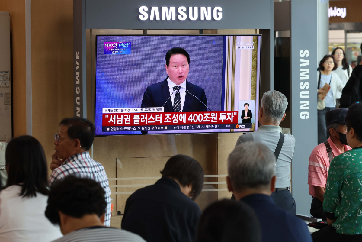 ▲최태원 SK그룹 회장이 29일 이재명 대통령 주재로 열린 '대한민국 대도약 3대 메가 프로젝트 국민보고회'에서 투자계획을 발표하는 모습이 서울역 대합실 텔레비전을 통해 생중계되고 있다. 신태현 기자 holjjak@