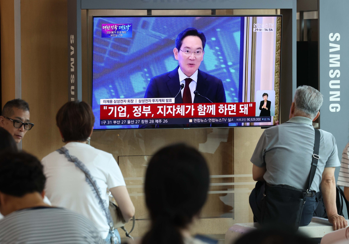▲이재용 삼성전자 회장이 29일 이재명 대통령 주재로 열린 '대한민국 대도약 3대 메가 프로젝트 국민보고회'에서 투자계획을 발표하는 모습이 서울역 대합실 텔레비전을 통해 생중계되고 있다. 신태현 기자 holjjak@