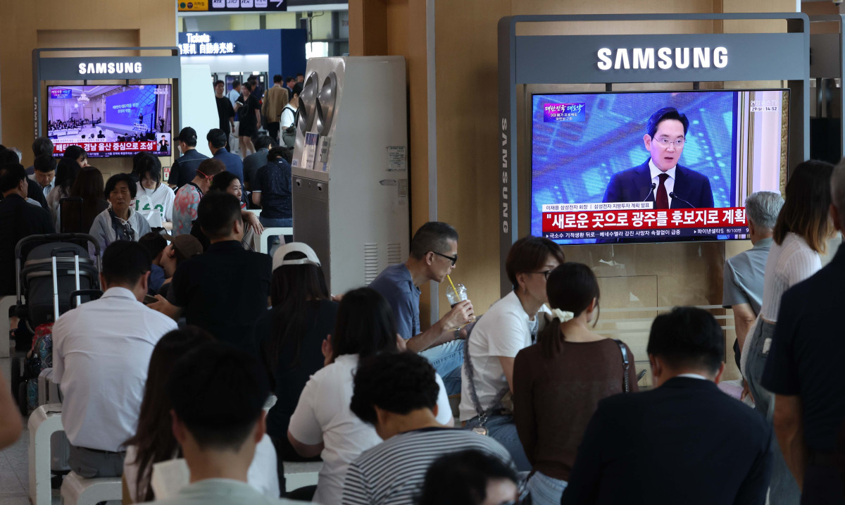 ▲이재용 삼성전자 회장이 29일 이재명 대통령 주재로 열린 '대한민국 대도약 3대 메가 프로젝트 국민보고회'에서 투자계획을 발표하는 모습이 서울역 대합실 텔레비전을 통해 생중계되고 있다. 신태현 기자 holjjak@