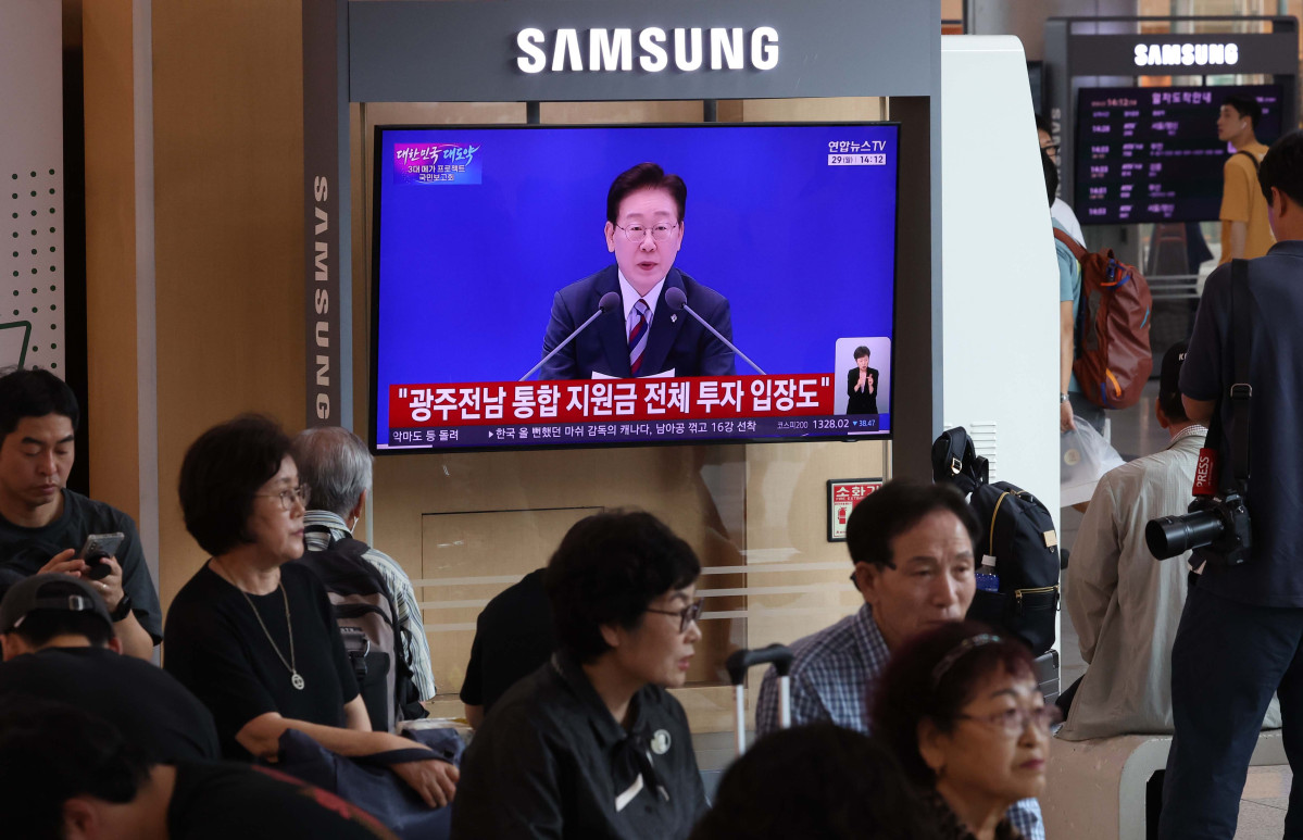 ▲이재명 대통령이 29일 '대한민국 대도약 3대 메가 프로젝트 국민보고회'를 주재하며 반도체, 피지컬AI, 인공지능(AI) 데이터센터를 핵심 축으로 한 대규모 국가 투자 계획을 발표하는 모습이 서울역 대합실 텔레비전을 통해 생중계되고 있다. 신태현 기자 holjjak@