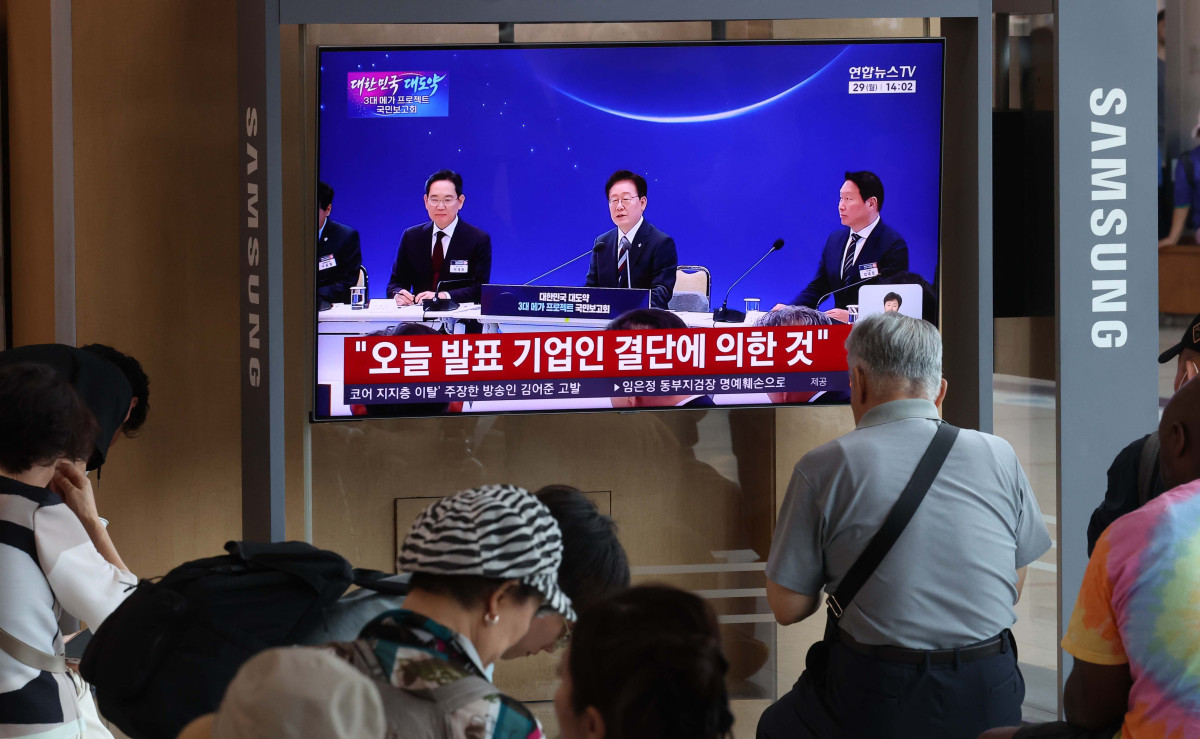▲이재명 대통령이 29일 '대한민국 대도약 3대 메가 프로젝트 국민보고회'를 주재하며 반도체, 피지컬AI, 인공지능(AI) 데이터센터를 핵심 축으로 한 대규모 국가 투자 계획을 발표하는 모습이 서울역 대합실 텔레비전을 통해 생중계되고 있다. 신태현 기자 holjjak@
