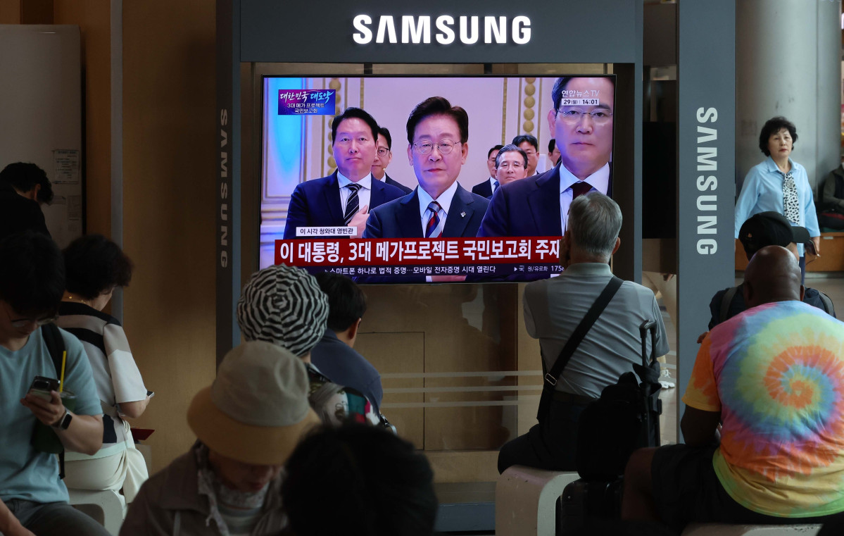 ▲29일 이재명 대통령 주재로 열린 '대한민국 대도약 3대 메가 프로젝트 국민보고회'가 서울역 대합실 텔레비전을 통해 생중계되고 있다. 신태현 기자 holjjak@