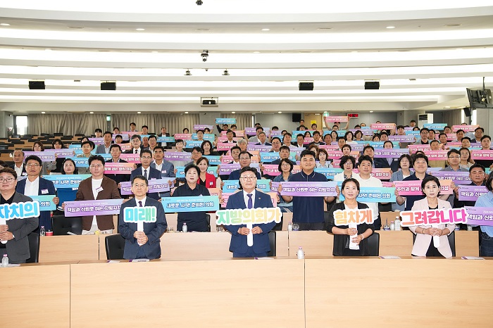 ▲전북특별자치도의회 초선의원과 의회사무처 직원들이 완주 지방자치인재개발원에서 열린 ‘찾아가는 초선의원 직무교육’에 참석해 전문 의정활동 실현을 다짐하고 있다. (사진제공=전북특별자치도의회)