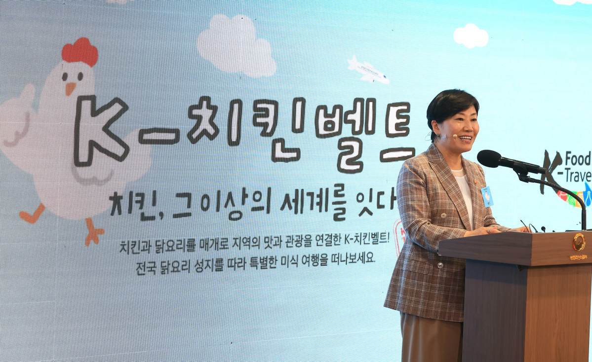 ▲송미령 농림축산식품부 장관이 29일 정부세종청사에서 기자와 인플루언서, 여행업계 관계자 등 60여명과 간담회를 열고 올해 하반기 미식 관광·체험 로드맵인 ‘K-미식 여정’을 발표하고 있다. (사진제공=농림축산식품부)