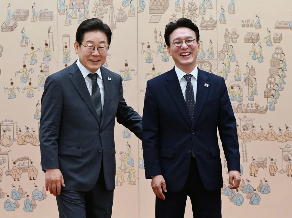 ▲이재명 대통령이 지난해 7월 4일 서울 용산 대통령실 청사에서 김민석 국무총리에게 임명장을 수여한 뒤 이야기를 나누고 있다. (이투데이DB)