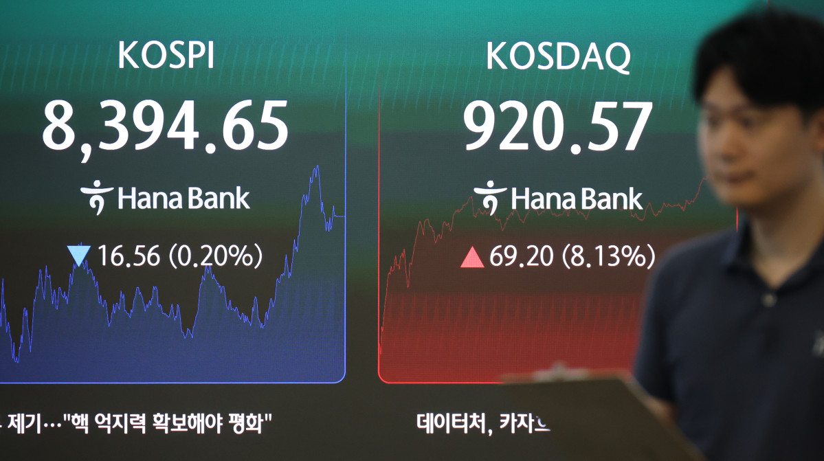 ▲29일 한국거래소에 따르면 코스피 지수는 전 거래일 대비 16.56포인트(0.20%) 내린 8394.65에 장을 마감했다. 코스닥 지수는 전 거래일 대비 69.20포인트(8.13%) 오른 920.57에 장을 마감했다. (출처=연합뉴스)