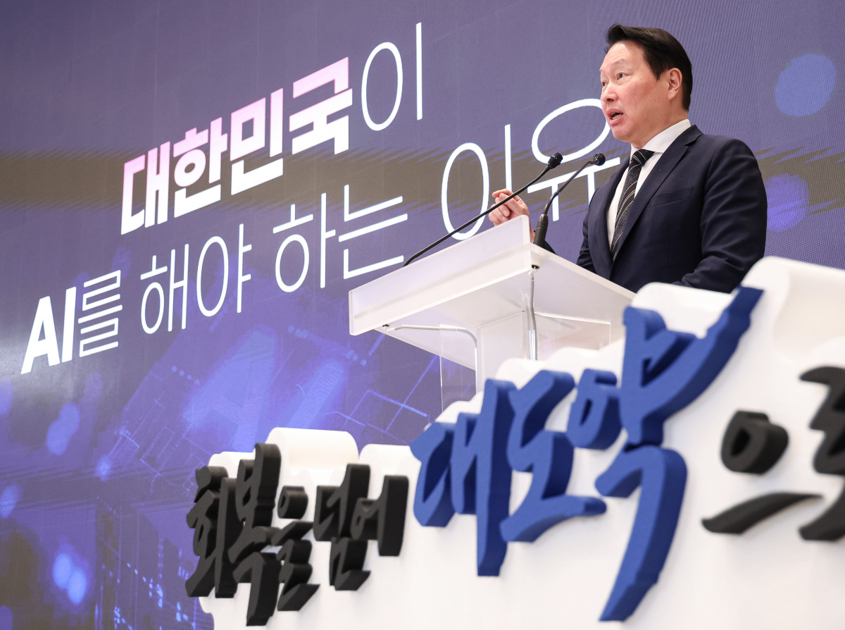 ▲최태원 SK그룹 회장이 29일 청와대에서 이재명 대통령 주재로 열린 3대 메가프로젝트 국민보고회에서 투자계획을 발표하고 있다. (사진=청와대통신사진기자단)