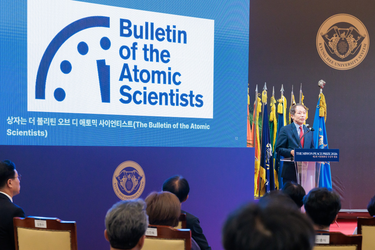 ▲29일 서울 동대문구 경희대 평화의전당에서 열린 '제2회 미원평화상' 수상자 발표 행사에서 김원수 경희학원 미원평화학술원 상임고문이 수상자 발표를 하고 있다. 수상 기관은 ‘인류 종말 시계’를 매년 발표해 온 ‘세계원자과학자협회’다. (경희대)