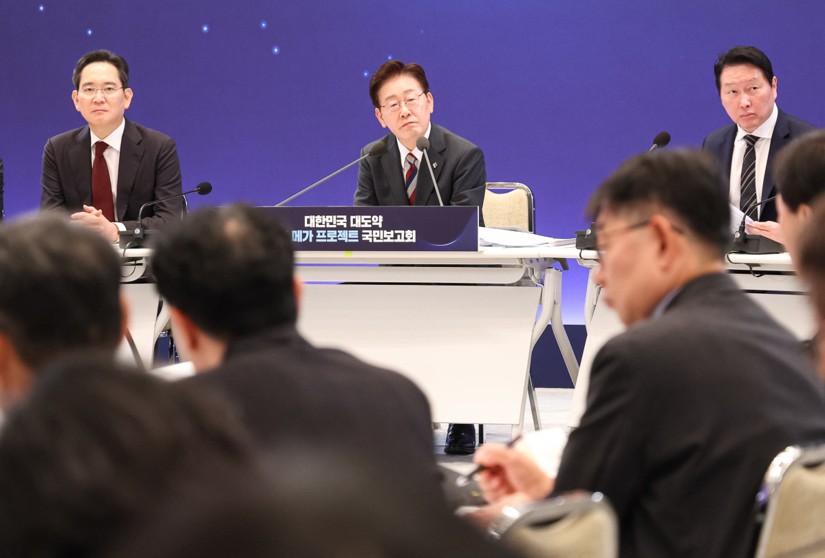 ▲이재명 대통령이 29일 청와대에서 열린 3대 메가프로젝트 국민보고회에서 참석자 발언을 듣고 있다.[청와대통신사진기자단] (사진=연합뉴스)