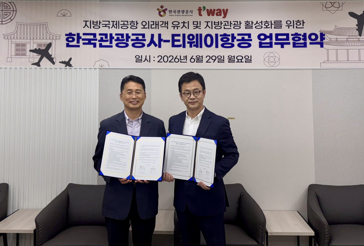 ▲한국관광공사 협약식 사진(왼쪽부터 공사 국민관광본부 박정웅 본부장, 티웨이항공 여객화물사업 박정수 총괄임원) (사진제공=관광공사)