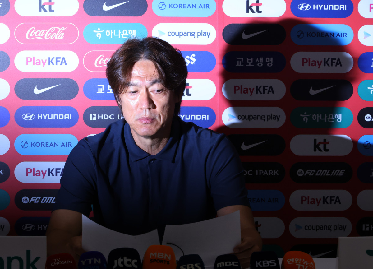 ▲2026 북중미 월드컵에서 32강 진출에 실패한 한국축구국가대표팀의 홍명보 감독이 28일(현지시간) 멕시코 사포판 치바스 바예 베르데에서 기자회견을 하며 사퇴 의사를 밝히고 있다. (연합뉴스)