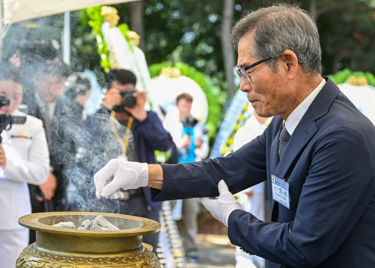 ▲6월 29일 오전, 평택 해군제2함대사령부 충무동산에서 열린 '제2연평해전 승전 24주년 기념행사'에서 참수리-357호정 전사자 고(故) 서후원 중사의 부친인 서영석 유가족회장이 유가족들을 대표해 분향을 하고 있다. (해군)