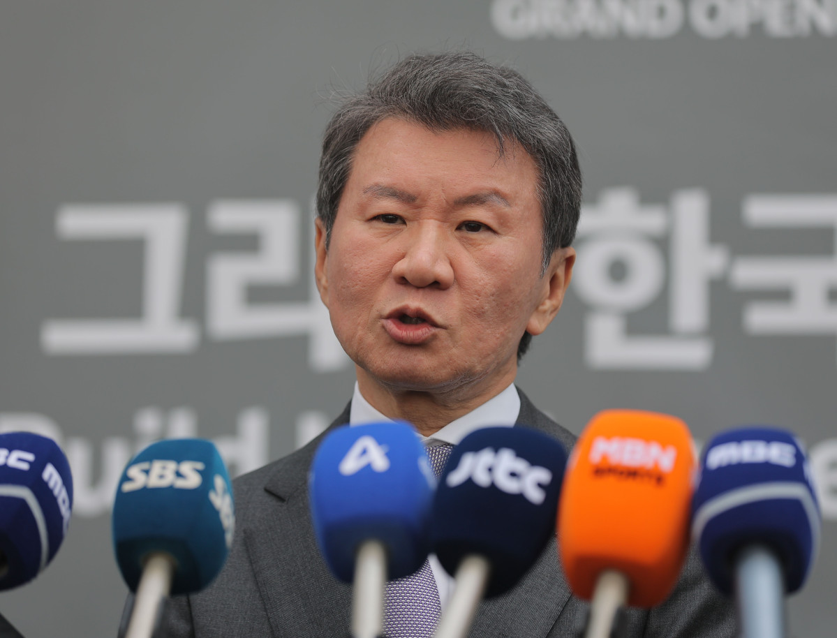 ▲정몽규 대한축구협회장이 4월 7일 공식 개관식이 열리는 충남 천안 코리아풋볼파크에서 취재진을 만나 소감을 말하고 있다. (연합뉴스)