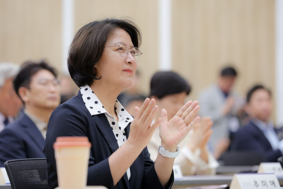 ▲추미애 당선인은 이날 이재명 대통령의 반도체 메가 프로젝트 발표에 즉각 화답하며 "속도전의 성패는 전력 공급에 달려 있다"고 밝히고 삼성전자·SK하이닉스·ASML 등 글로벌 반도체 기업이 집결한 경기도가 대한민국 반도체 초격차를 앞장서 뒷받침하겠다고 강조했다. (공정·혁신·포용 경기준비위원회)