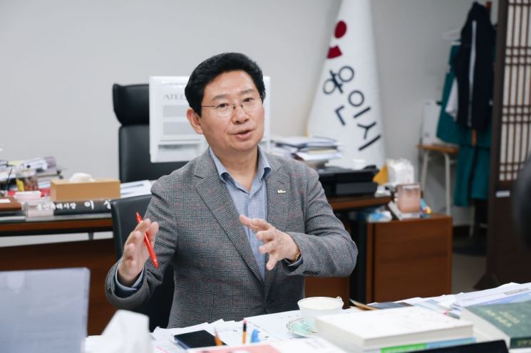 ▲이상일 용인시장은 29일 정부의 반도체 메가프로젝트 발표에 대해 LH 사장 즉시 임명과 국가산단 부지 착공 입찰공고를 촉구하며 "토목공사가 이미 6개월 지연됐다"고 정부를 직격했다. (용인특례시)