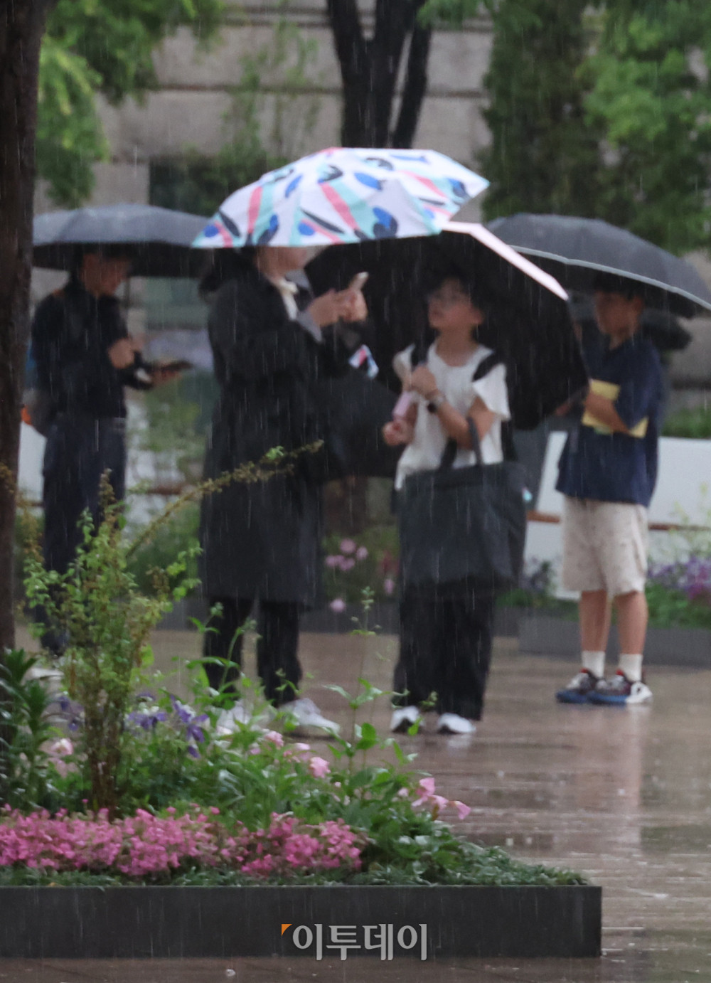 ▲서울 중구 서울광장 인근에 우산을 쓴 시민들이 발걸음을 재촉하고 있다. 고이란 기자 photoeran@ (이투데이DB)
