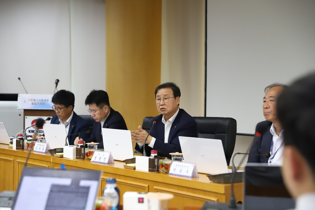▲정창진 한전원자력연료 사장이 29일 대전 본사에서 기후에너지환경부 출입기자단과 간담회를 하고 있다. (한전원자력연료)