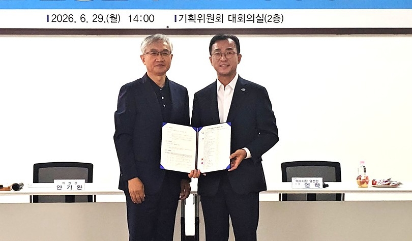 ▲전남 여수시장직 인수위원회인 '위기극복 시민주권 기획위원회'는 활동보고서를 전달했다. (사진제공=여수시)