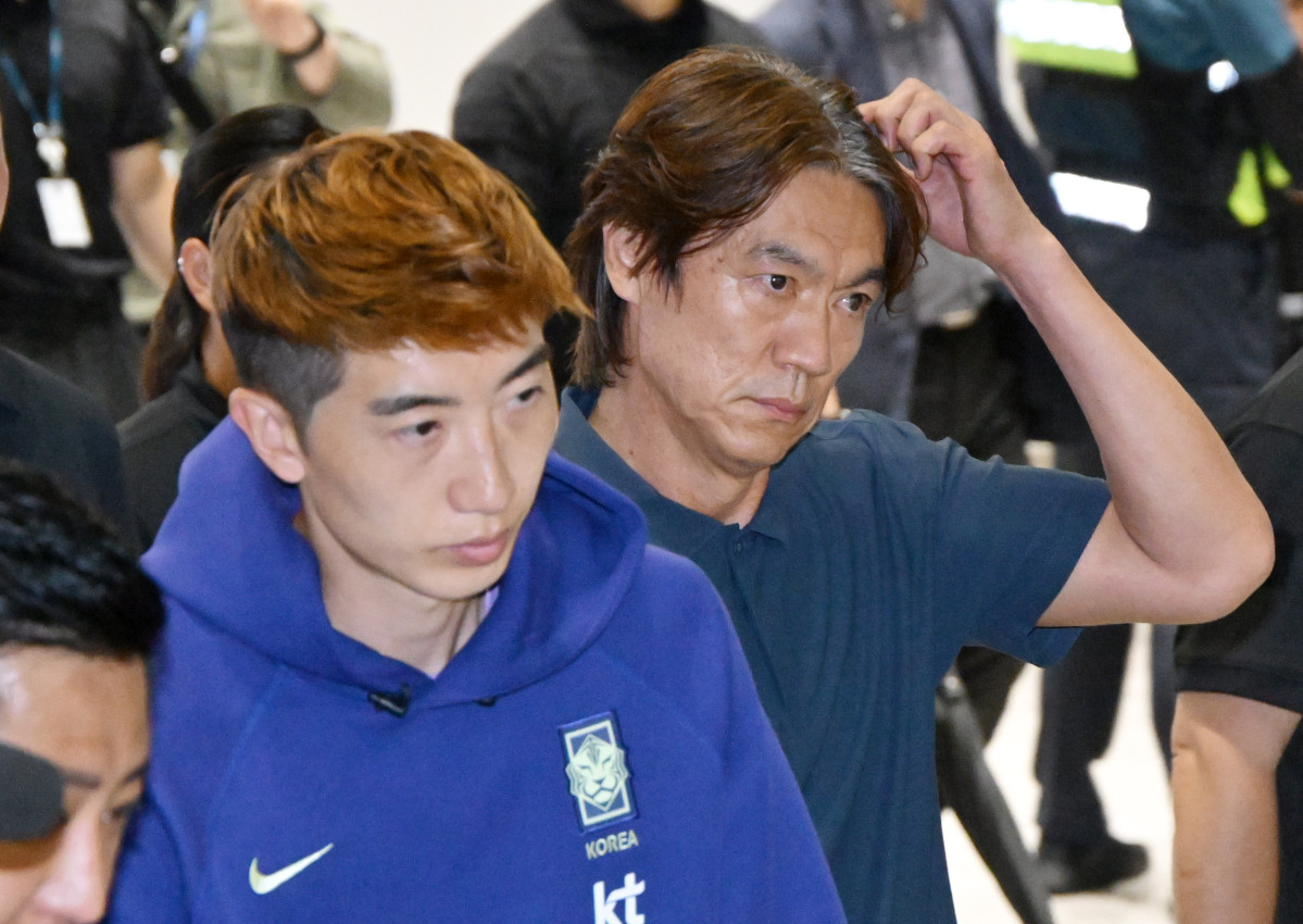 ▲2026 북중미 월드컵 조별리그에서 탈락한 홍명보 전 대한민국 축구 국가대표팀 감독이 30일 인천국제공항 제2터미널을 통해 귀국하고 있다. (공동취재)