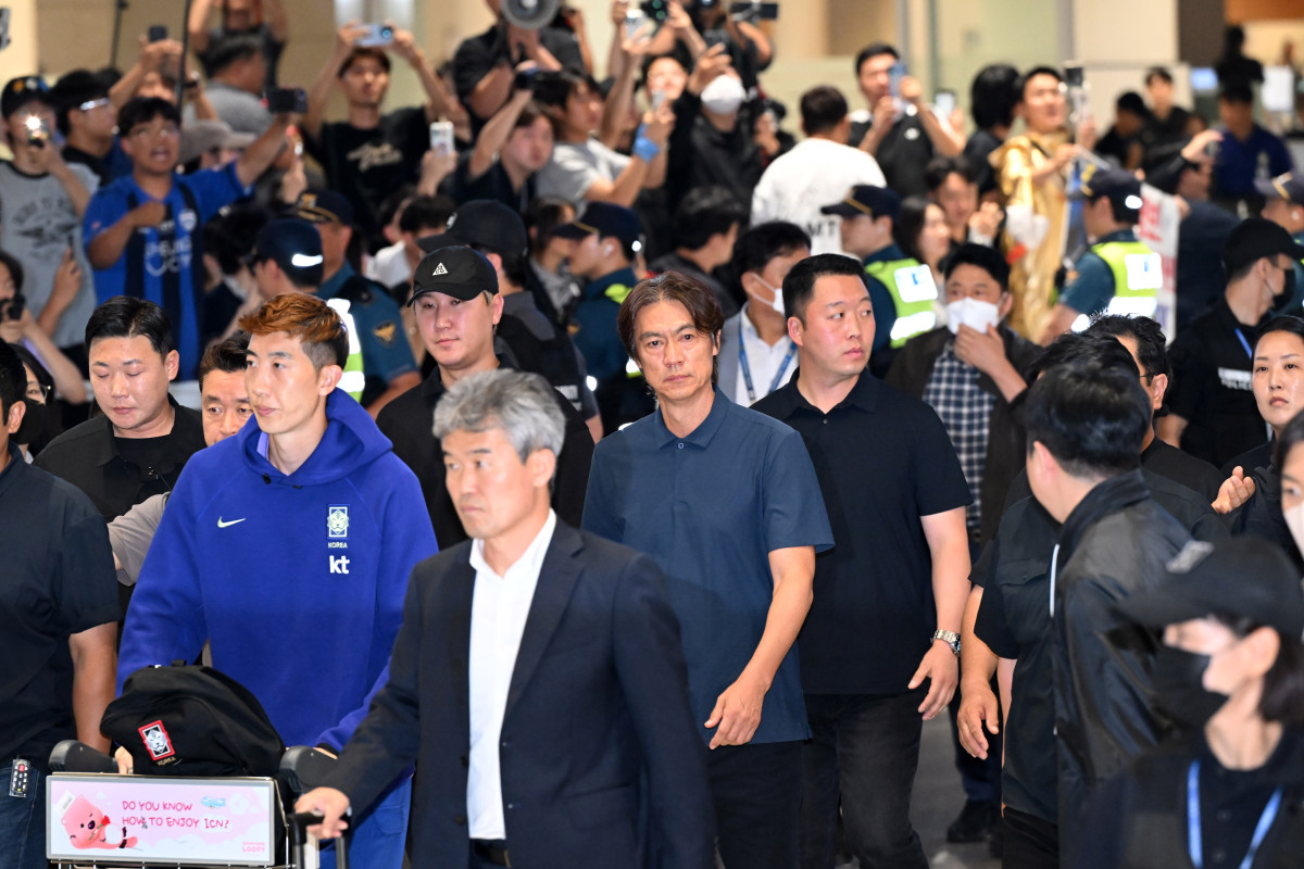 ▲2026 북중미 월드컵 조별리그에서 탈락한 홍명보 전 대한민국 축구 국가대표팀 감독이 30일 인천국제공항 제2터미널을 통해 귀국하고 있다. (공동취재)