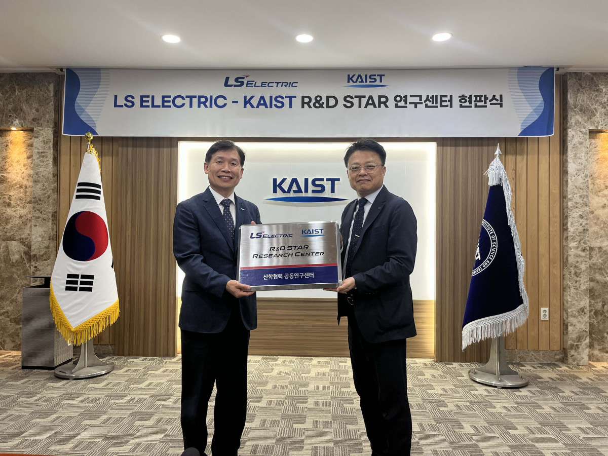 ▲LS일렉트릭이 29일 대전 유성구 카이스트 본원에서 ‘LS일렉트릭-카이스트 공동연구센터’ 개소식을 개최했다. 사진은 안길영 LS일렉트릭 생산/R&BD 총괄(부사장)(오른쪽)과 김경수 카이스트 대외부총장(왼쪽)이 개소식에서 기념촬영을 하는 모습 (사진제공-LS일렉트릭)