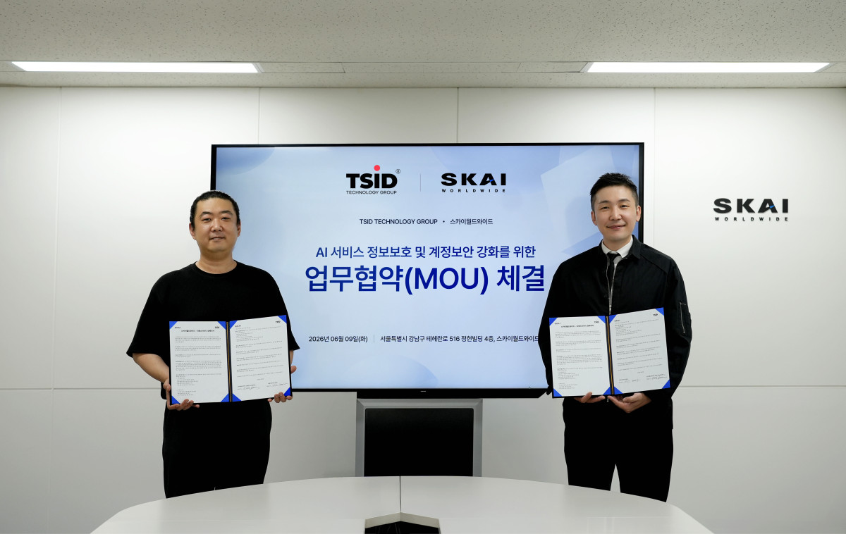 ▲스카이월드와이드(SKAI) 신재혁 대표(오른쪽)와 티에스아이디(TSID) 윤승권 대표가 AI 서비스 정보보호 및 계정보안 강화를 위한 전략적 MOU 체결 후 기념사진을 촬영하고 있다. (사진제공=SKAI)