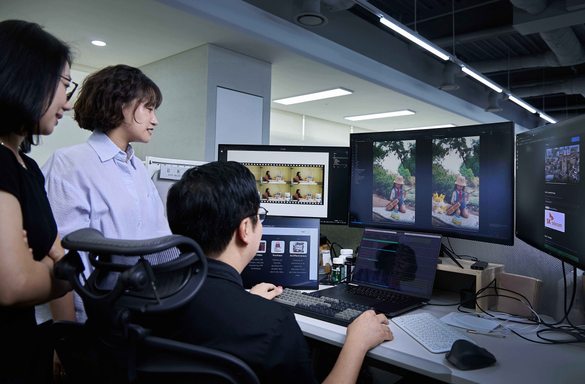 ▲SKT는 카이스트와 공동 연구한 AI 영상 합성 기술 ‘인서트애니웨어’ 관련 논문이 오는 9월 8일부터 12일까지 스웨덴 말뫼에서 열리는 ECCV 2026에 채택됐다고 30일 밝혔다. 논문을 작성한 SKT 구성원들이 ‘인서트애니웨어’를 연구 중인 모습. (사진제공=SKT)