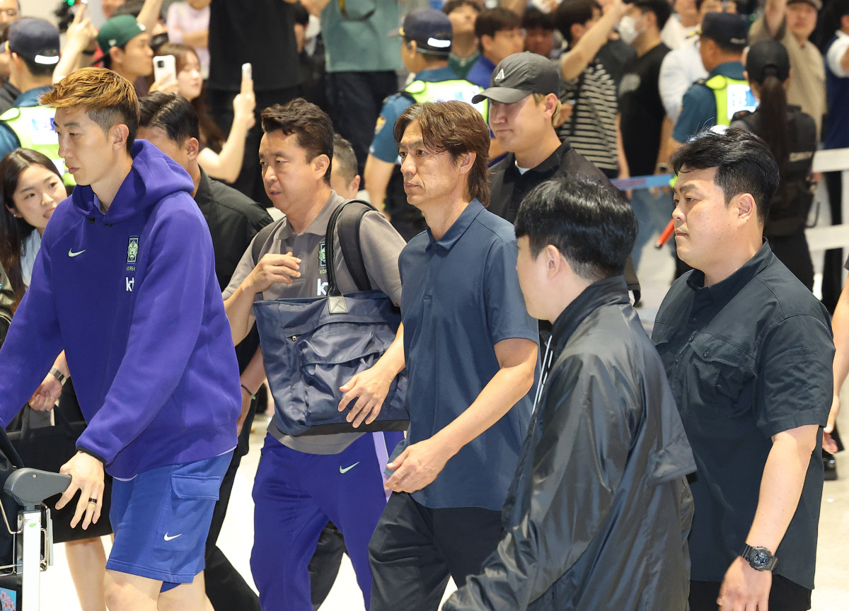 ▲2026 북중미 월드컵 32강 진출에 실패해 한국 축구 국가대표팀에서 사퇴한 홍명보 전 감독이 30일 인천국제공항 제2여객터미널을 통해 입국하고 있다. (연합뉴스)