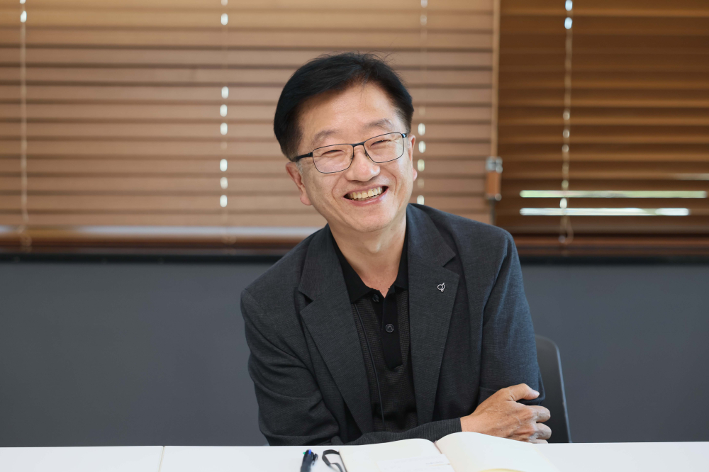 ▲황하섭 제우스 대표이사가 23일 경기 화성시 제우스 본사에서 이투데이와 인터뷰를 갖고 있다. 신태현 기자 holjjak@ (이투데이DB)