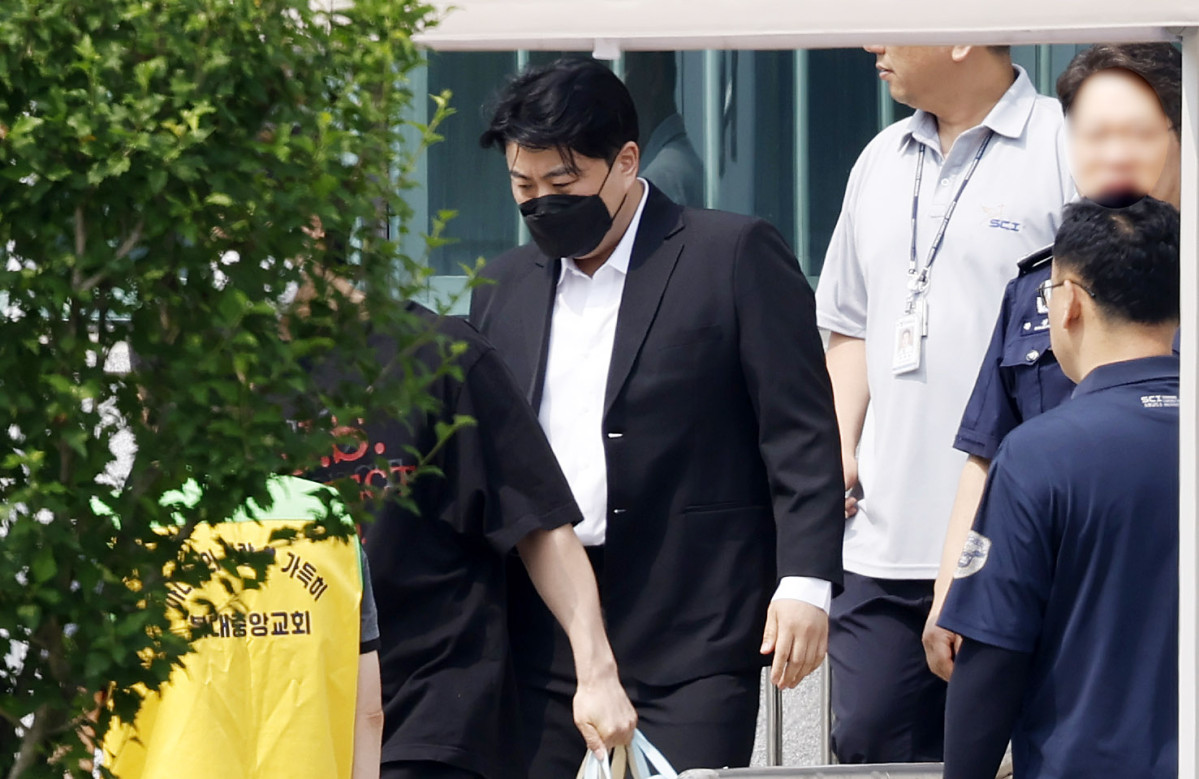 ▲'음주 뺑소니' 등의 혐의로 실형을 산 가수 김호중이 30일 오전 경기 여주시 소망교도소에서 가석방으로 출소하고 있다. (뉴시스)