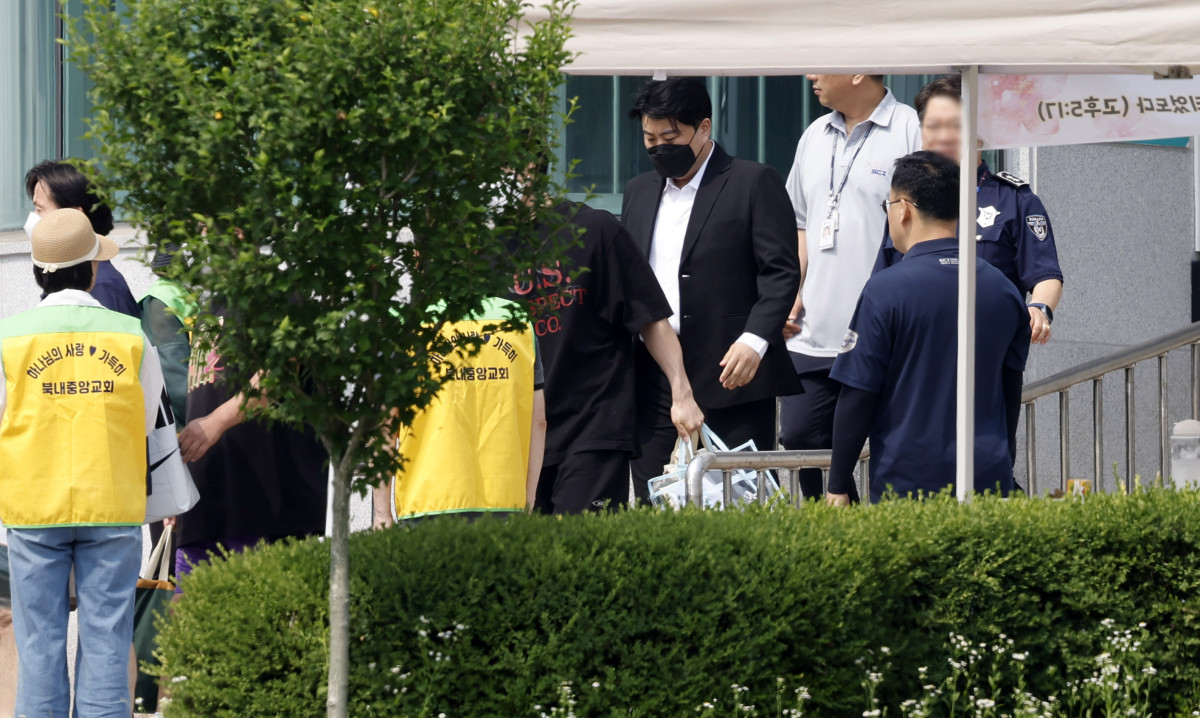 ▲'음주 뺑소니' 등의 혐의로 실형을 산 가수 김호중이 30일 오전 경기 여주시 소망교도소에서 가석방으로 출소하고 있다. (뉴시스)
