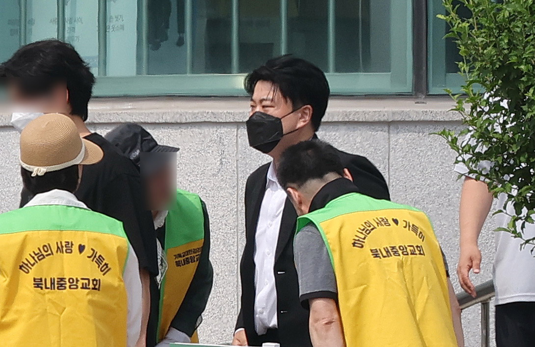 ▲'음주 뺑소니' 등의 혐의로 실형을 산 가수 김호중이 30일 오전 경기 여주시 소망교도소에서 가석방으로 출소하고 있다. (뉴시스)