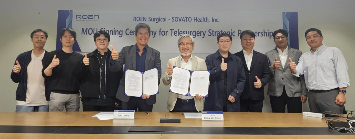 ▲로엔서지컬과 소바토가 MOU를 체결하고 기념사진을 찍고 있다. (사진제공=로엔서지컬)