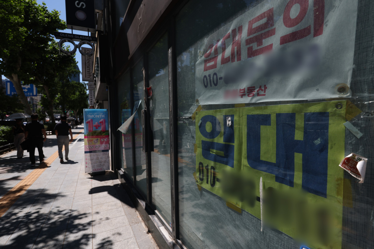 ▲고금리에 고물가·고환율이 겹친 이른바 '3고(高)'가 이어지면서 자영업자들이 제때 갚지 못한 연체 빚이 12% 넘게 불어났다. 23일 한국신용데이터(KCD)의 '2026년 1분기 소상공인 동향' 보고서에 따르면 올해 1분기 국내 개인사업자의 총 대출 잔액은 732조2천억원으로 전 분기인 작년 4분기보다 약 3조원(0.4%) 증가했다. 사진은 이날 임대 문구가 붙어있는 서울시내 상가 건물. 2026.6.23. (연합뉴스)