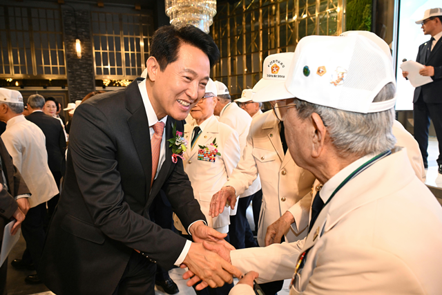 ▲오세훈 서울시장이 30일 ‘제76주년 6·25전쟁 참전유공자 위로연’에서 참전유공자들과 인사를 나누고 있다. (사진제공=서울시)