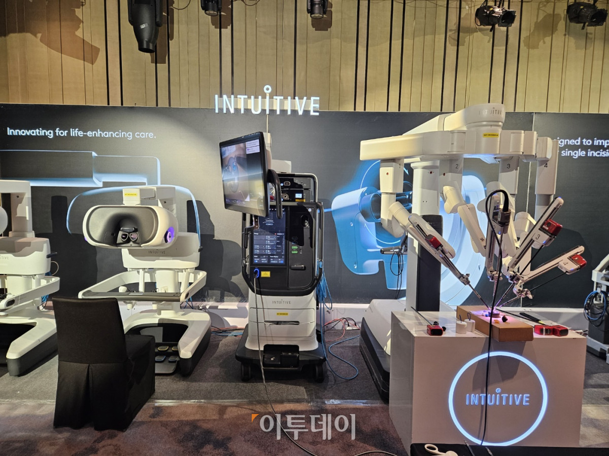 ▲30일 서울 여의도 페어몬트 앰배서더 서울에서 열린 인튜이티브서지컬코리아 미디어데이 현장에서 선보인 '다빈치5'. (유혜은 기자 euna@)