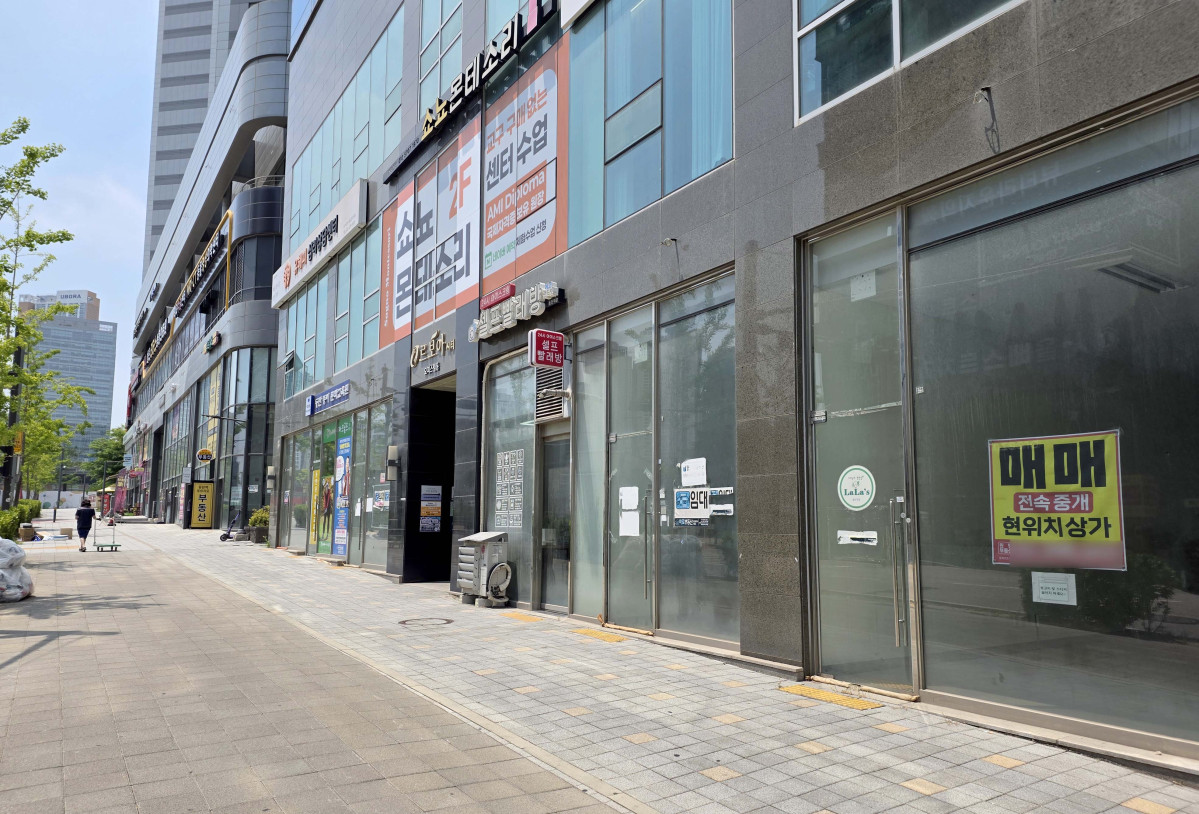 ▲정부가 최근 집값이 큰폭으로 상승한 경기 화성시 동탄구, 용인시 기흥구, 구리시를 조정대상지역 및 투기과열지구로 신규 지정하고 토지거래허가구역으로 설정한다고 발표한 30일 경기 화성시 동탄역 인근 상가. 한국부동산원에 따르면 22일 기준 동탄구의 올해 아파트 매매가격 누적 상승률은 11.38%로 전국에서 가장 높았다. 구리시는 7.87%, 기흥구는 6.21% 올랐다. 국토부의 규제지역 지정과 함께 경기도는 시도 도시계획위원회를 거쳐 이들 3개 지역을 토지거래허가구역으로 지정했다. 규제지역 효력은 내달 1일부터 시작된다. 토허구역은 7월 5일부터 2027년 12월 31일까지 적용된다. 신태현 기자 holjjak@