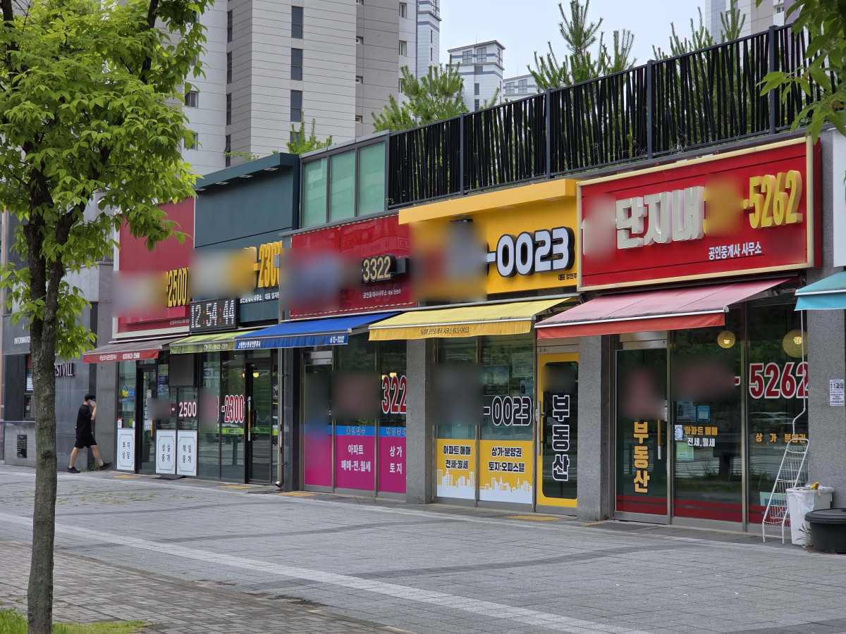 ▲정부가 최근 집값이 큰폭으로 상승한 경기 화성시 동탄구, 용인시 기흥구, 구리시를 조정대상지역 및 투기과열지구로 신규 지정하고 토지거래허가구역으로 설정한다고 발표한 30일 경기 화성시 동탄 아파트 단지 앞 공인중개사 사무소. 한국부동산원에 따르면 22일 기준 동탄구의 올해 아파트 매매가격 누적 상승률은 11.38%로 전국에서 가장 높았다. 구리시는 7.87%, 기흥구는 6.21% 올랐다. 국토부의 규제지역 지정과 함께 경기도는 시도 도시계획위원회를 거쳐 이들 3개 지역을 토지거래허가구역으로 지정했다. 규제지역 효력은 내달 1일부터 시작된다. 토허구역은 7월 5일부터 2027년 12월 31일까지 적용된다. 신태현 기자 holjjak@