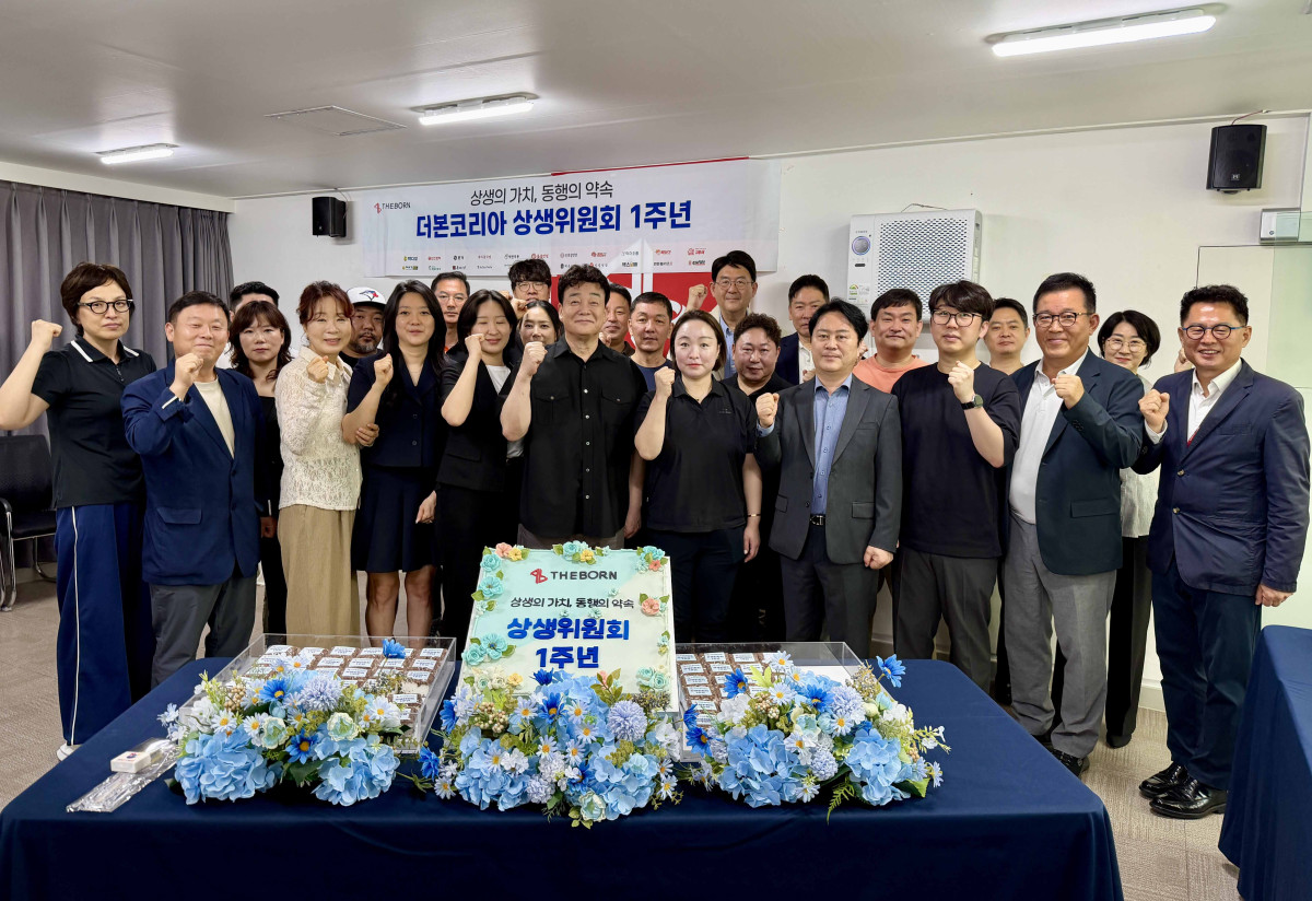 ▲29일 더본코리아가 서울 서초구에 있는 더본코리아 별관 창업설명회장 회의실에서 상생위원회 출범 1주년 기념 회의를 진행하고 기념촬영하고 있다. (사진제공=더본코리아)