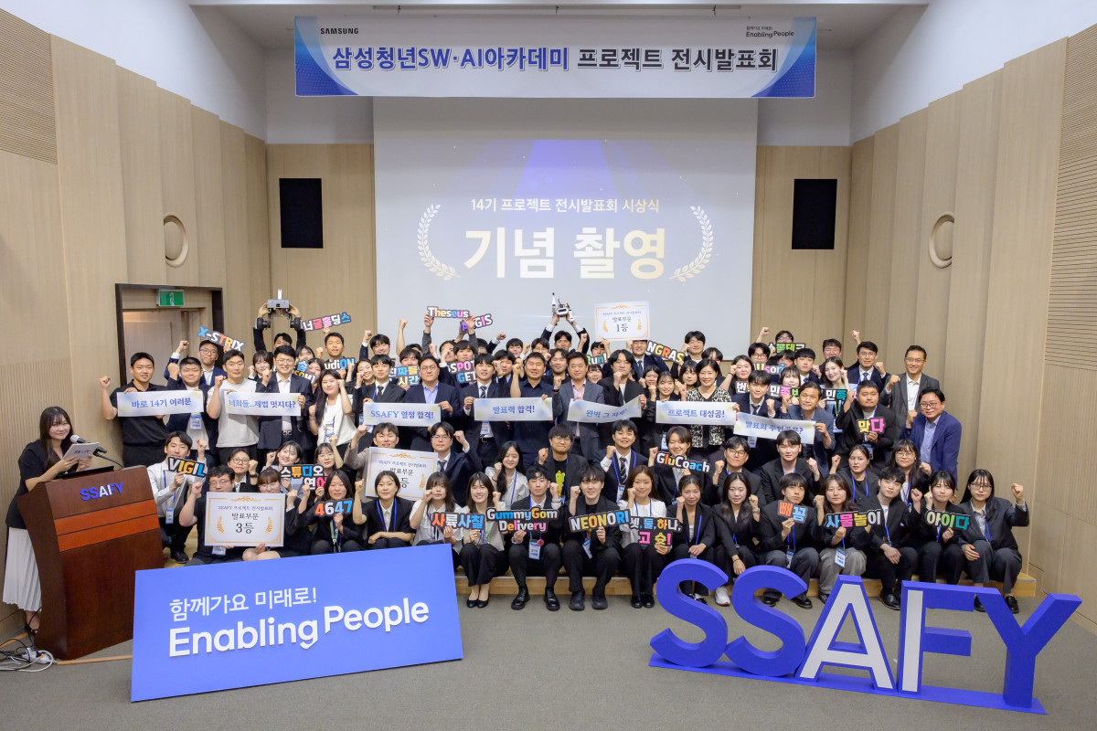 ▲SSAFY 서울캠퍼스에서 14기 교육생들이 프로젝트 발표회를 마친 후 기념촬영을 하고 있다. (사진제공=SSAFY)