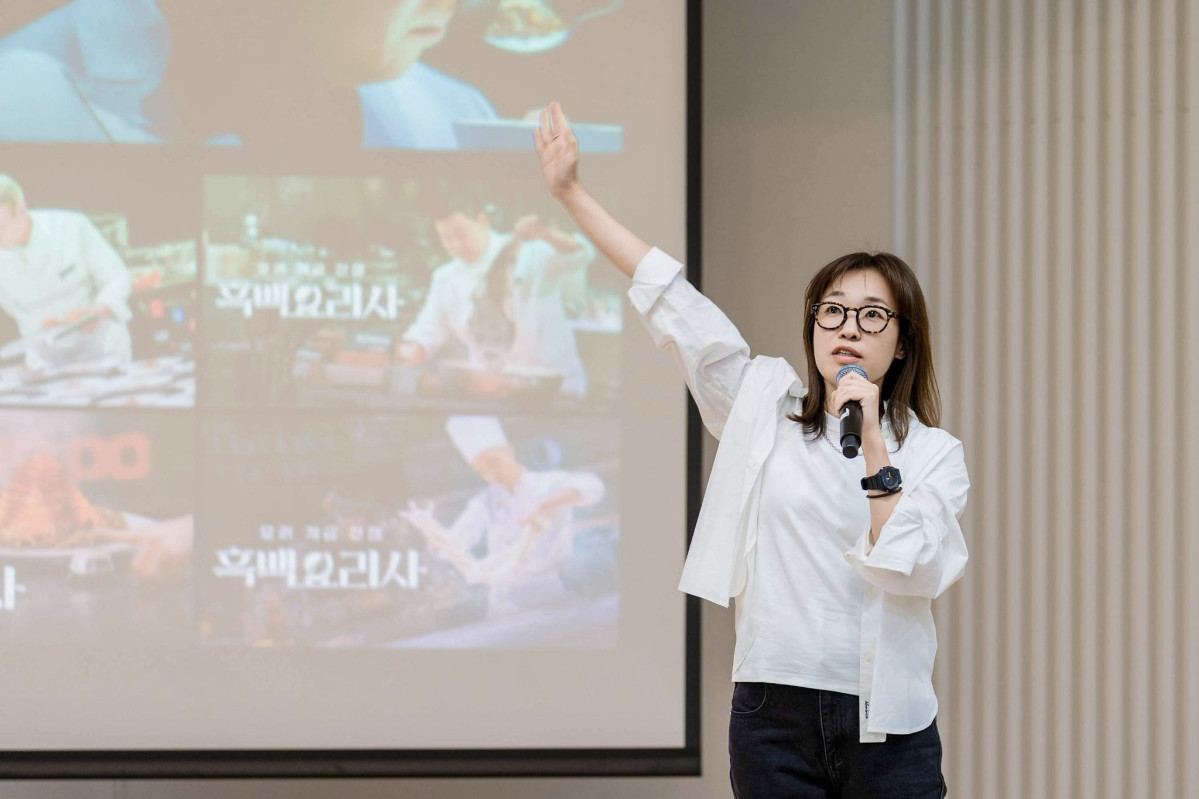 ▲이강이 넷플릭스 한국 프로덕트 머천다이징 디렉터가 30일 서울 서대문구 연세대학교 대우관 각당헌에서 열린 'K-컬처 익스플레인드(K-Culture Explained)' 컨퍼런스에서 넷플릭스의 콘텐츠 발견 및 모바일 프로덕트 전략을 발표하고 있다. (사진제공=넷플릭스)