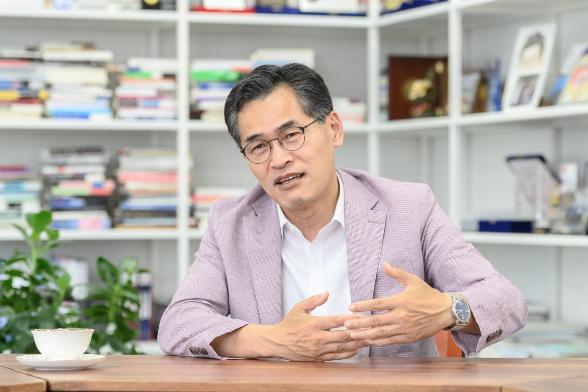 ▲이기재 서울특별시 양천구청장이 30일 구청장 집무실에서 이투데이와 인터뷰를 갖고 있다. (사진 제공 = 서울 양천구)
