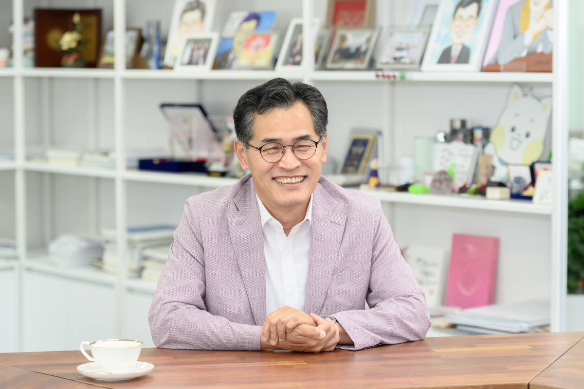 ▲이기재 서울특별시 양천구청장이 30일 구청장 집무실에서 본지와 인터뷰를 진행하고 있다. (사진 제공 = 서울 양천구)