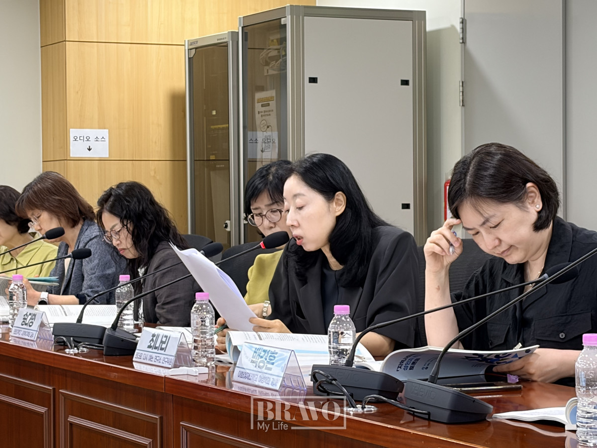 ▲30일 서울 여의도 국회의원회관에서 '지역사회통합돌봄, 성인지 관점에서의 대안모색' 토론회에서 최나리 젠더로 다시 여는 연구소 연구위원이 발표를 하고 있다.(박지수 기자 jsp@)