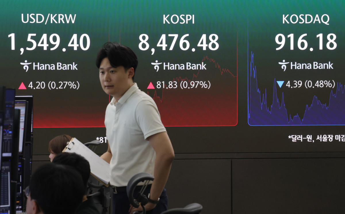 ▲30일 한국거래소에 따르면 코스피 지수는 전 거래일 대비 81.83포인트(0.97%) 오른 8476.48, 코스닥 지수는 전 거래일 대비 4.39포인트(0.48%) 내린 916.18에 장을 마감했다. (출처=연합뉴스)
