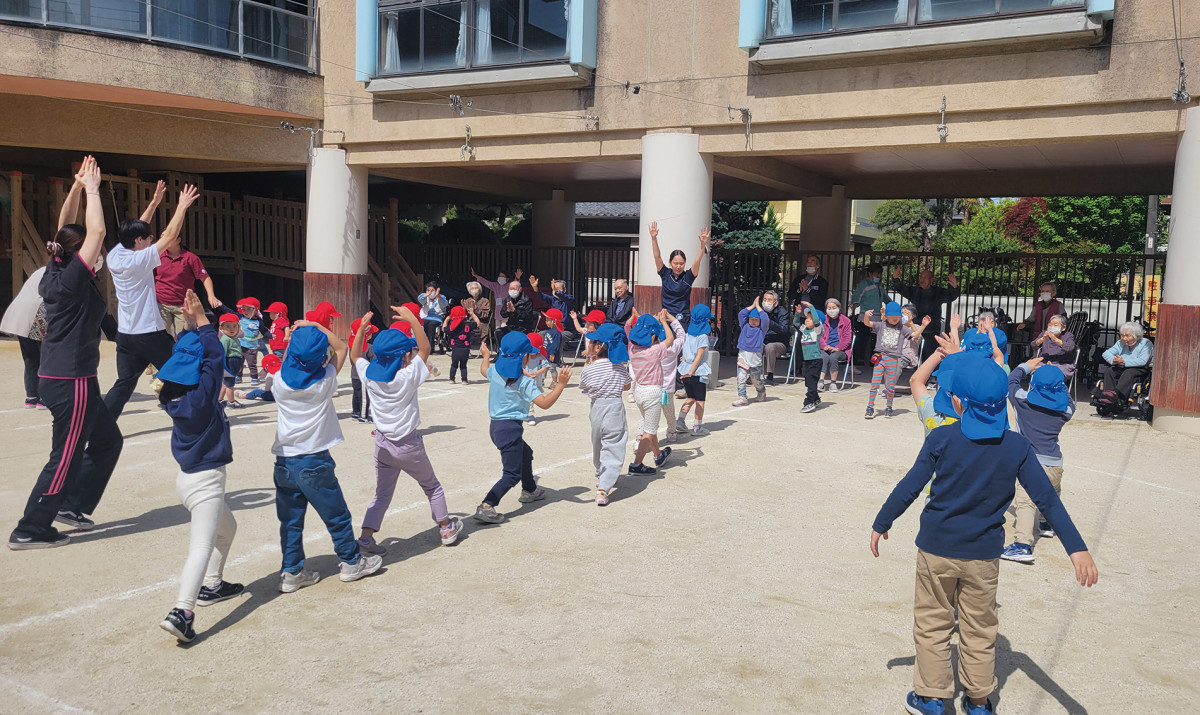 ▲어린이집 아이들과 요양원 노인들, 동네 주민이 함께 체조하는 모습.(고토엔)