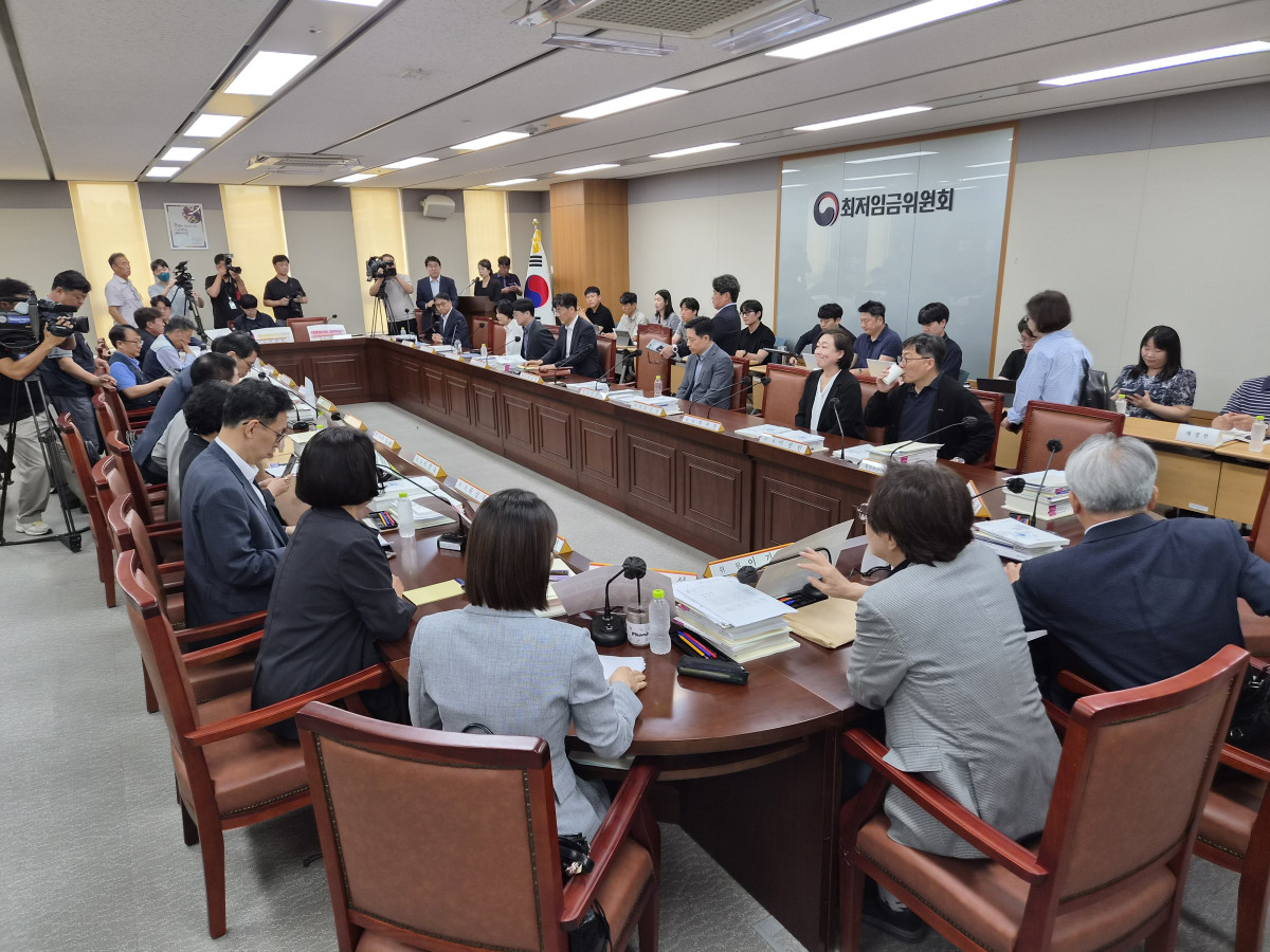 ▲30일 정부세종청사에서 최저임금위원회 10차 전원회의가 열렸다. 사진은 회의 전 위원들이 착석하는 모습. (김지영 인구정책전문기자 @jye)