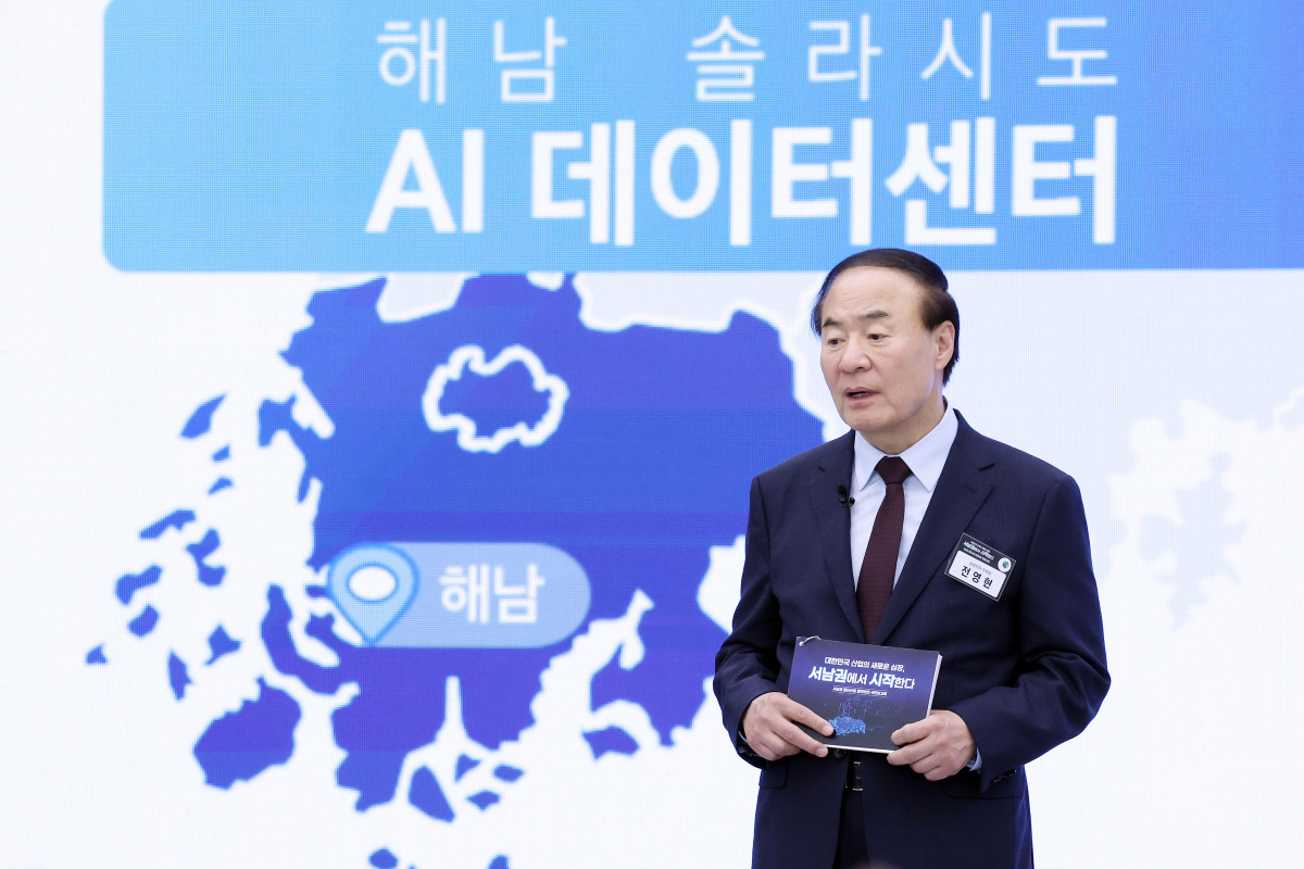 ▲전영현 삼성전자 부회장이 30일 이재명 대통령 주재로 광주 김대중컨벤션센터에서 열린 서남권 첨단산업 발전비전 국민보고회에서 투자계획을 발표하고 있다. (연합뉴스)